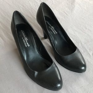 Eddie Bauer leather pump heel